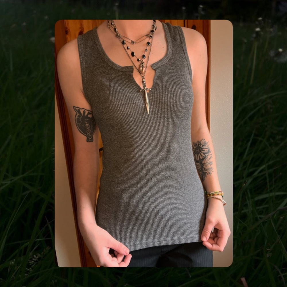 ✪✪✪ Gray Ribbed V-Neck Tank Top